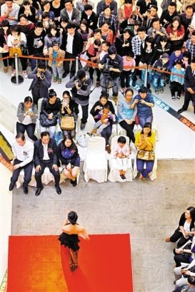 Một buổi trình diễn thời trang ở Long Cương thu hút sự chú ý của quan khách có mặt tại sự kiện.